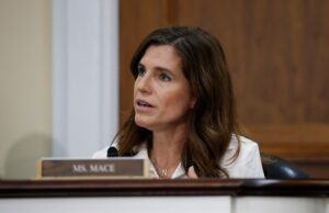 Republicano da Carolina do Sul ataca Nancy Mace por causa de incidente no aeroporto Republicano da Carolina do Sul ataca Nancy Mace por causa de incidente no aeroporto