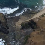 Um turista foi hospitalizado depois de cair seis metros de um penhasco no Parque Nacional da Península Mornington, em Victoria.