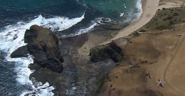 Um turista foi hospitalizado depois de cair seis metros de um penhasco no Parque Nacional da Península Mornington, em Victoria. 