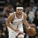 Resumo da NBA: Devin Booker se machuca, mas Phoenix Suns encerra a seqüência de vitórias do Los Angeles Lakers