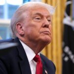 Donald Trump está realizando uma reunião no Salão Oval enquanto sua briga com a Venezuela continua.