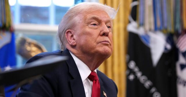 Donald Trump está realizando uma reunião no Salão Oval enquanto sua briga com a Venezuela continua.