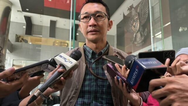 Revelado! Regente de Bekasi, Ade Kuswara, preso pela KPK junto com seu pai
