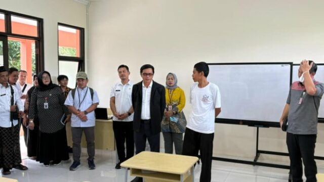 Revendo as Escolas Populares em Semarang, o Ministério Coordenador do PM garante instalações de apoio adequadas
