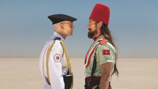 Revisão de 'Straight Circle': uma sátira de fronteira que transcende Revisão de 'Straight Circle': uma sátira de fronteira que transcende suas falhas por meio da abstração