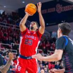 Bryce Hopkins lança um salto durante a vitória de St. John sobre DePaul em 16 de dezembro de 2025 na Carnesecca Arena.