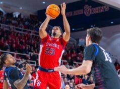 Rick Pitino desafia o lutador Bryce Hopkins a ser um ‘cachorro alfa’ para St. Bryce Hopkins lança um salto durante a vitória de St. John sobre DePaul em 16 de dezembro de 2025 na Carnesecca Arena.