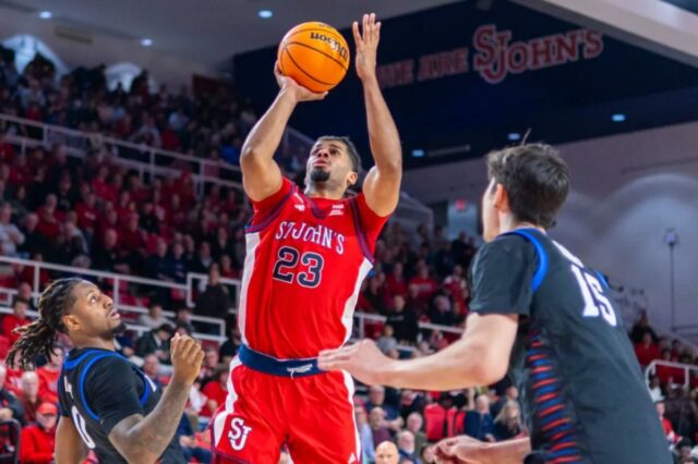 Rick Pitino desafia o lutador Bryce Hopkins a ser um Bryce Hopkins lança um salto durante a vitória de St. John sobre DePaul em 16 de dezembro de 2025 na Carnesecca Arena.