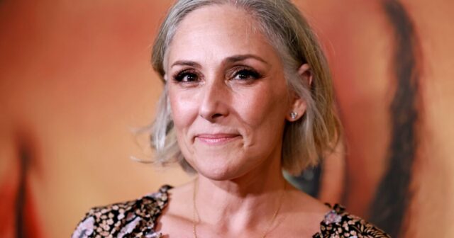 Ricki Lake pensou que tudo estava perdido no incêndio de Ricki Lake pensou que tudo estava perdido no incêndio de Palisades. Até que um estranho encontrou seu milagre de férias