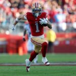 Ricky Pearsall (1) do San Francisco 49ers torce o tornozelo após uma recepção contra Kevin Winston Jr. (23) do Tennessee Titans no primeiro quarto no Levi's Stadium em Santa Clara, Califórnia, no domingo, 14 de dezembro de 2025. Ele permaneceria no jogo. (Nhat V. Meyer/Grupo de Notícias da Bay Area)