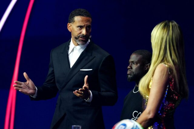 A lenda do Manchester United, Rio Ferdinand, participa da recepção VIP de boas-vindas antes do sorteio oficial da Copa do Mundo FIFA de 2026 no Centro John F. Kennedy de Artes Cênicas em 2025, em Washington, DC.