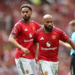 Matheus Cunha comemora com Bryan Mbeumo e Amad Diallo durante a partida de futebol da Premier League entre Manchester United e Brighton and Hove Albion em Old Trafford, em Manchester, Inglaterra, em 2025.