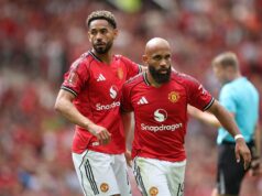 Rio Ferdinand diz que Bryan Mbeumo e Matheus Cunha serão ótimos, mas há uma coisa que eles não podem fazer Matheus Cunha comemora com Bryan Mbeumo e Amad Diallo durante a partida de futebol da Premier League entre Manchester United e Brighton and Hove Albion em Old Trafford, em Manchester, Inglaterra, em 2025.