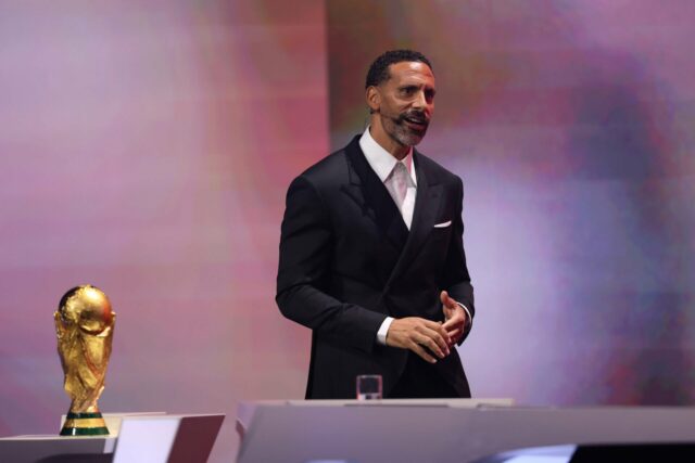 Rio Ferdinand diz que sorteio da Copa do Mundo foi Rio Ferdinand no palco do sorteio da Copa do Mundo de 2026