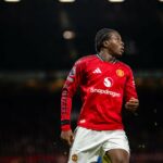 Patrick Dorgu durante a partida da Premier League entre Tottenham Hotspur e Manchester United no Tottenham Hotspur Stadium em 2025 em Londres, Inglaterra.