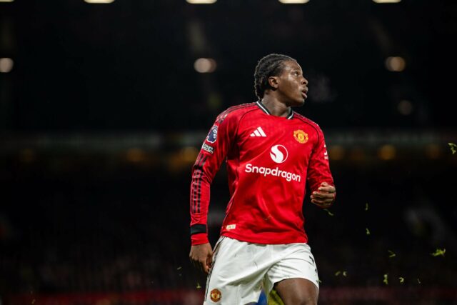 Patrick Dorgu durante a partida da Premier League entre Tottenham Hotspur e Manchester United no Tottenham Hotspur Stadium em 2025 em Londres, Inglaterra.