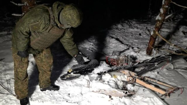 A Rússia alegou que o drone abatido era do modelo ucraniano Chaklun-V e transportava um dispositivo explosivo de 6 kg, que não havia detonado. A Reuters não conseguiu confirmar o local ou a data da filmagem.