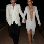 Rita Ora e seu marido Taika Waititi fizeram uma exibição apaixonada na pós-festa do 2025 Fashion Awards no Rosewood Chancery de Londres na noite de segunda-feira