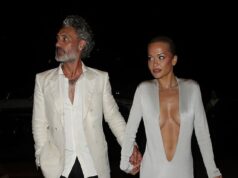 Rita Ora e seu marido Taika Waititi fizeram uma exibição apaixonada ao chegarem de mãos dadas ao lado de galhos sem sutiã da FKA na pós-festa repleta de estrelas do Fashion Awards Rita Ora e seu marido Taika Waititi fizeram uma exibição apaixonada na pós-festa do 2025 Fashion Awards no Rosewood Chancery de Londres na noite de segunda-feira