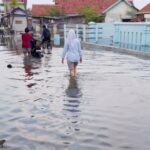 Rob Flood submerge milhares de casas em três aldeias em Losari Brebes, Java Central