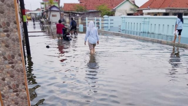 Rob Flood submerge milhares de casas em três aldeias em Losari Brebes, Java Central
