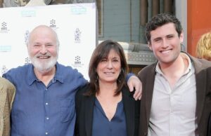 Rob Reiner revelou dinâmicas familiares dolorosas no filme de 2015 que fez com o filho NOVA IORQUE, NY - 28 DE ABRIL: O homenageado Rob Reiner posa com a família na 41ª Gala Anual do Prêmio Chaplin no Avery Fisher Hall no Lincoln Center for the Performing Arts em 28 de abril de 2014 na cidade de Nova York. (Foto de Michael Loccisano/Getty Images)