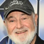 LOS ANGELES - 1º DE JANEIRO: Membros do elenco, a partir da esquerda, Rob Reiner como Michael Stivic, Sally Struthers como Gloria Bunker-Stivic e Carroll O'Connor como Archie Bunker na série da rede de televisão CBS