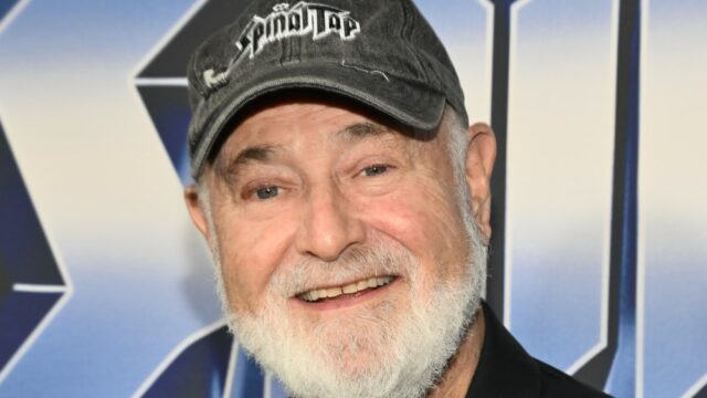 Rob Reiner: sua vida e obra em fotos, de 'All LOS ANGELES - 1º DE JANEIRO: Membros do elenco, a partir da esquerda, Rob Reiner como Michael Stivic, Sally Struthers como Gloria Bunker-Stivic e Carroll O'Connor como Archie Bunker na série da rede de televisão CBS