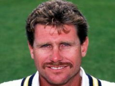 Robin Smith, ex-jogador de críquete da Inglaterra, morre aos 62 anos Robin Smith em ação.