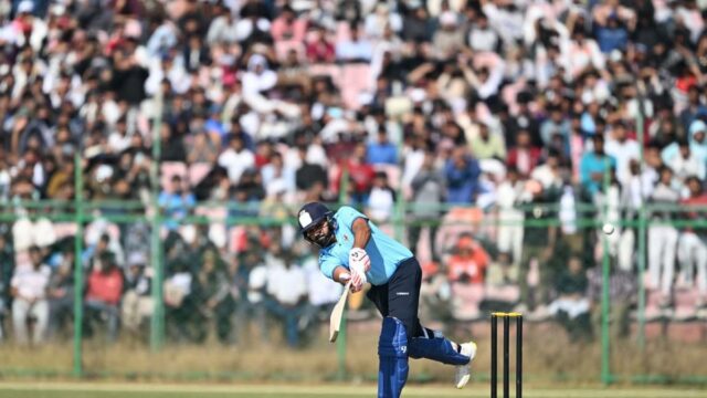 Rohit Sharma marca 28 bolas cinquenta para Mumbai contra Sikkim no Troféu Vijay Hazare
