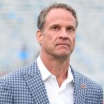 O técnico de futebol da Universidade do Mississippi, Lane Kiffin, é um grande fã da incrível Taylor Swift