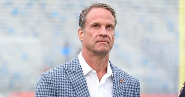 O técnico de futebol da Universidade do Mississippi, Lane Kiffin, é um grande fã da incrível Taylor Swift