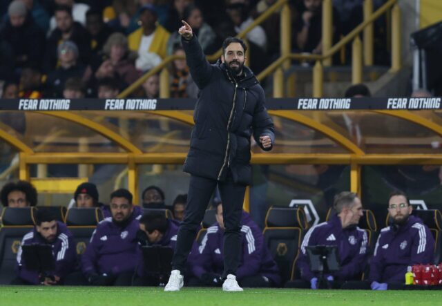 Ruben Amorim aconselha o jovem do Man Utd para um Kobbie Mainoo e Ayden Heaven do Manchester United aplaudem os torcedores no final da partida da Premier League entre Wolverhampton Wanderers e Manchester United em Molineux em 8 de dezembro de 2025