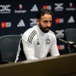 Alexander Isak é desafiado por Luke Shaw e Manuel Ugarte durante a partida da Premier League entre Liverpool e Manchester United em Anfield em 2025 em Liverpool, Inglaterra.