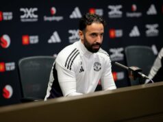 Ruben Amorim admite que o Man Utd tem um jogador de “classe mundial” com quem teve de ter “consideração especial” no início Alexander Isak é desafiado por Luke Shaw e Manuel Ugarte durante a partida da Premier League entre Liverpool e Manchester United em Anfield em 2025 em Liverpool, Inglaterra.