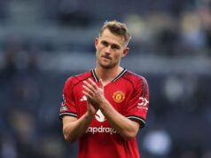 Ruben Amorim confirma dupla lesão que deixa o Man Utd sem seis estrelas do time titular para enfrentar o Aston Villa Harry Maguire reclamando com o árbitro Peter Bankes.