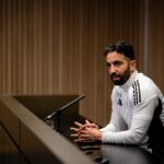 Bruno Fernandes aplaude torcedores do Manchester United no Villa Park