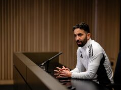 Ruben Amorim convocou duas estrelas do Man United para se tornarem líderes após lesão de Bruno Fernandes Bruno Fernandes aplaude torcedores do Manchester United no Villa Park