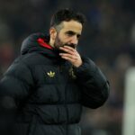 Lisandro Martinez sai para se aquecer antes da partida da Premier League entre Aston Villa e Manchester United no Villa Park em 2025 em Birmingham, Inglaterra.