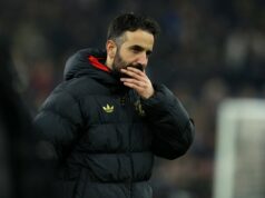 Ruben Amorim desbloqueou nova solução para o problema do Man Utd no momento perfeito possível – Opinião Lisandro Martinez sai para se aquecer antes da partida da Premier League entre Aston Villa e Manchester United no Villa Park em 2025 em Birmingham, Inglaterra.