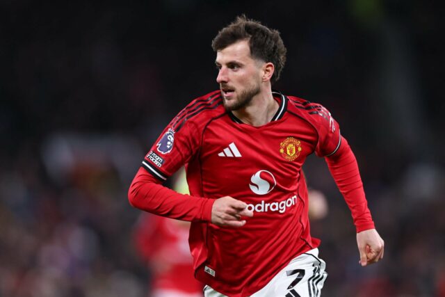 Mason Mount em ação durante a partida da Premier League entre Manchester United e Newcastle United em Old Trafford em 2025 em Manchester, Inglaterra.