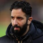 Mason Mount durante a partida da Premier League entre Wolves e Manchester United no Molineux em 2025 em Wolverhampton, Inglaterra.