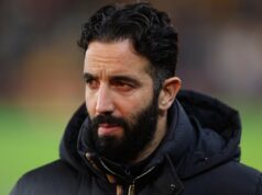 Relatório: Man Utd quer contratar jogador que poderia ser o próprio Amad de Ruben Amorim como lateral-esquerdo Mason Mount durante a partida da Premier League entre Wolves e Manchester United no Molineux em 2025 em Wolverhampton, Inglaterra.