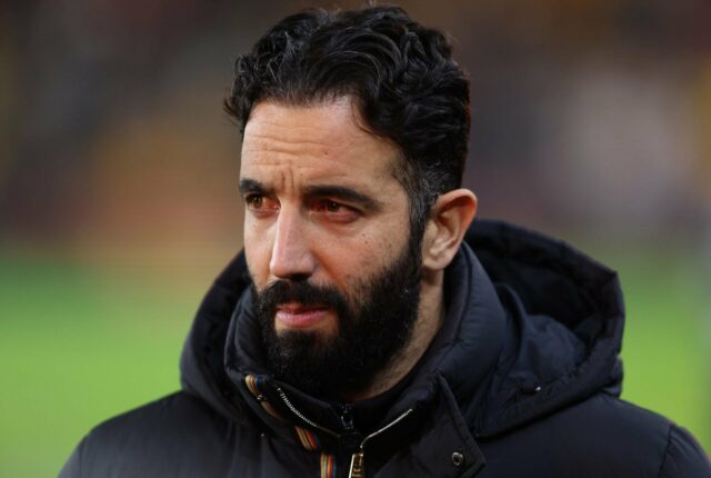 Mason Mount durante a partida da Premier League entre Wolves e Manchester United no Molineux em 2025 em Wolverhampton, Inglaterra.