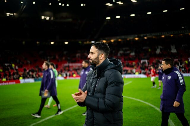 Ruben Amorim diz que um jogador 'muito bom' do Man Matheus Cunha holds Manchester United badge.