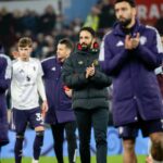 Luke Shaw e Ayden Heaven do Manchester United saem antes da partida da Premier League entre Manchester United e Newcastle United em Old Trafford em 26 de dezembro de 2025