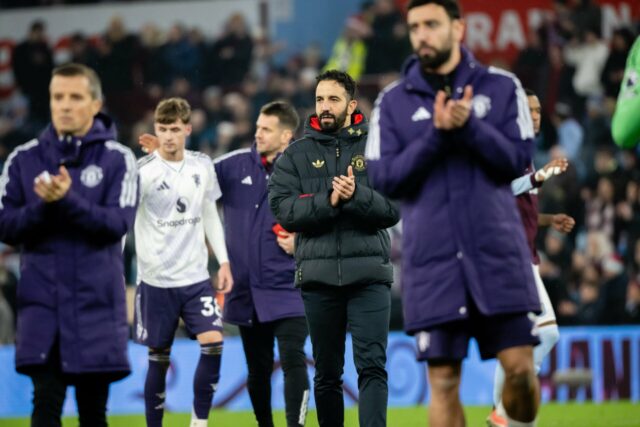 Luke Shaw e Ayden Heaven do Manchester United saem antes da partida da Premier League entre Manchester United e Newcastle United em Old Trafford em 26 de dezembro de 2025