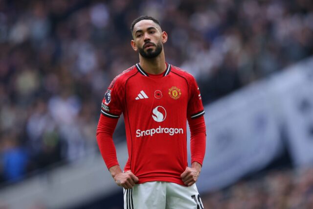 A estrela do Manchester United, Matheus Cunha, comemora com Leny Yoro, Benjamin Sesko e Diogo Dalot durante a partida da Premier League entre Manchester United e Brighton em Old Trafford, em Manchester, Inglaterra, em 2025.
