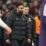 O chefe da Ineos, Sir Jim Ratcliffe, observa antes da entrega do troféu após a final da Liga Europa entre Tottenham e Manchester United, no Estádio de San Mames, em 2025, em Bilbao, Espanha.