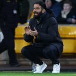 O técnico do Manchester United, Ruben Amorim, está fora do campo contra o Wolves.